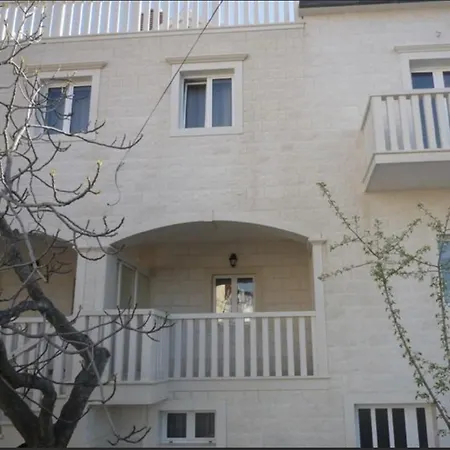 Charming Zara & Mia Apartment Supetar
