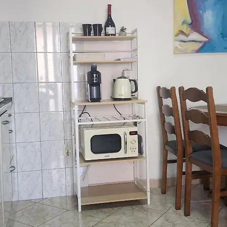 Charming Zara & Mia Apartment Supetar
